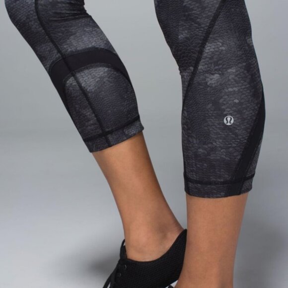 Lululemon RUN: Inspire Crop II *All Full-On Luxtreme, Sequin Snake, 21", Size 6 - Picture 4 of 15